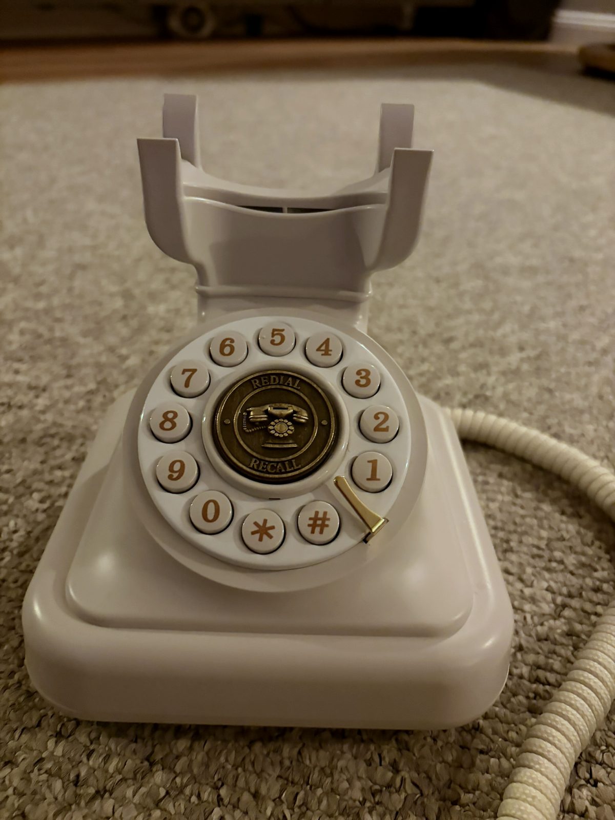 Weißes Retro-Telefon mit Messingwählscheibe, das Audiogästebuch